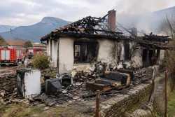 Пожар изпепели покрив и техника в село Василовци